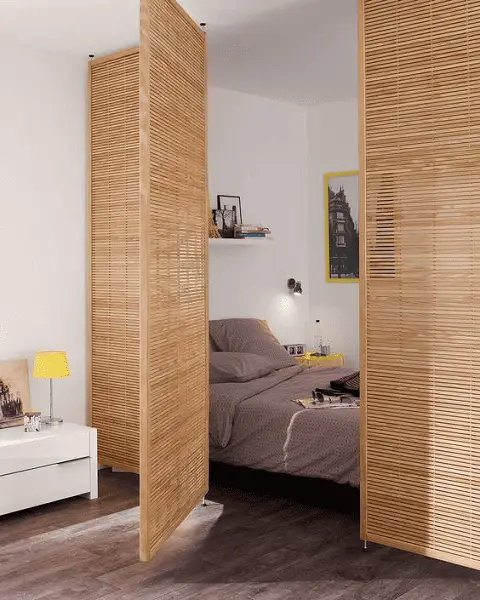 Une cloison amovible en bois avec une porte pour cette chambre d'ado