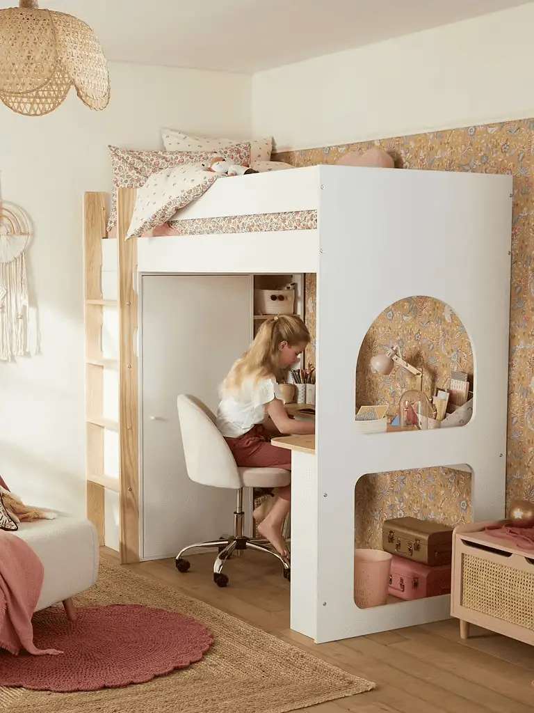 Un lit mezzanine mixte avec bureau et rangement intégré