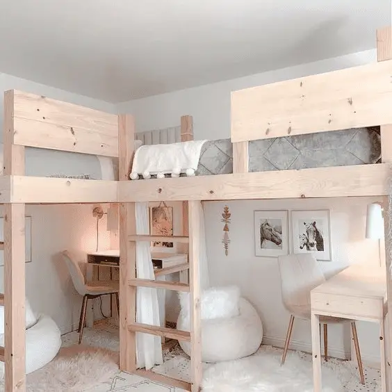 Des lits mezzanines dans une chambre d'enfant pour optimiser l'espace et aménager deux bureaux