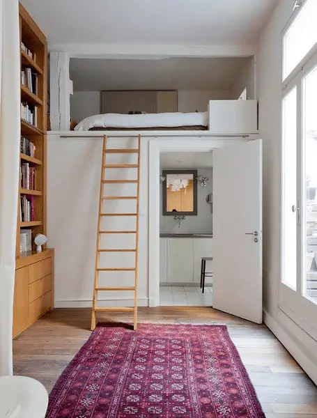 Une mezzanine pour installer le lit dessus et aménager une salle de bain en dessous