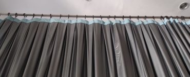Gros plan sur un grand rideau de séparation gris