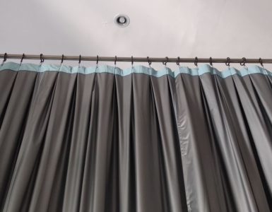 Gros plan sur un grand rideau de séparation gris