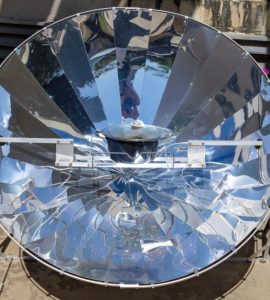 Une marmite placée dans un four solaire parabolique