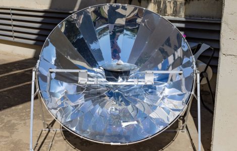 Une marmite placée dans un four solaire parabolique