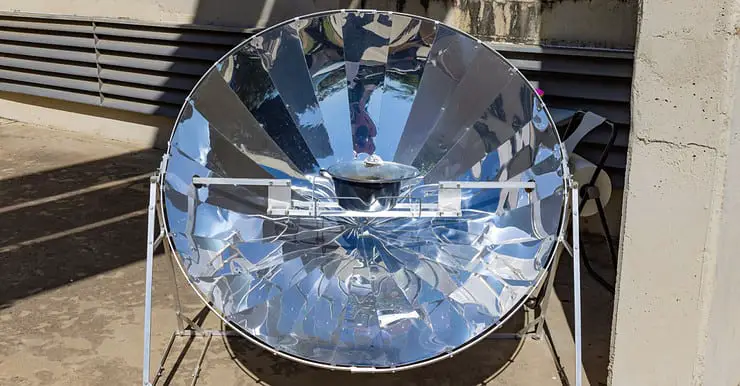 Une marmite placée dans un four solaire parabolique