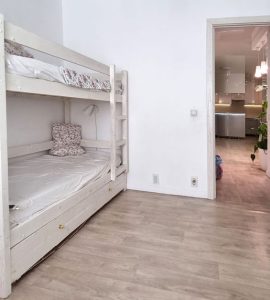 Des lits superposés dans une chambre pour enfants grise