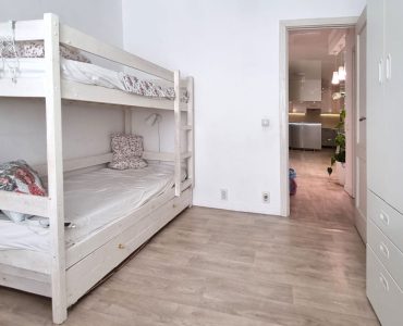 Des lits superposés dans une chambre pour enfants grise