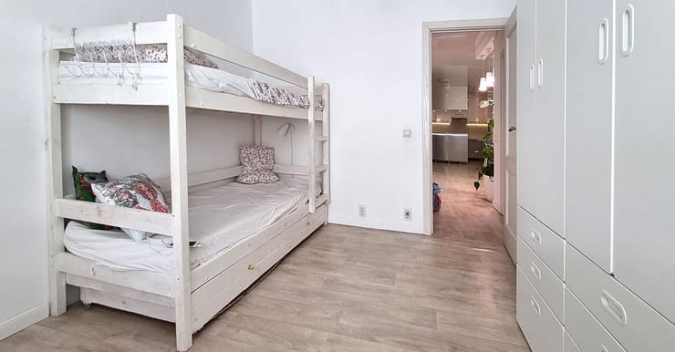 Des lits superposés dans une chambre pour enfants grise