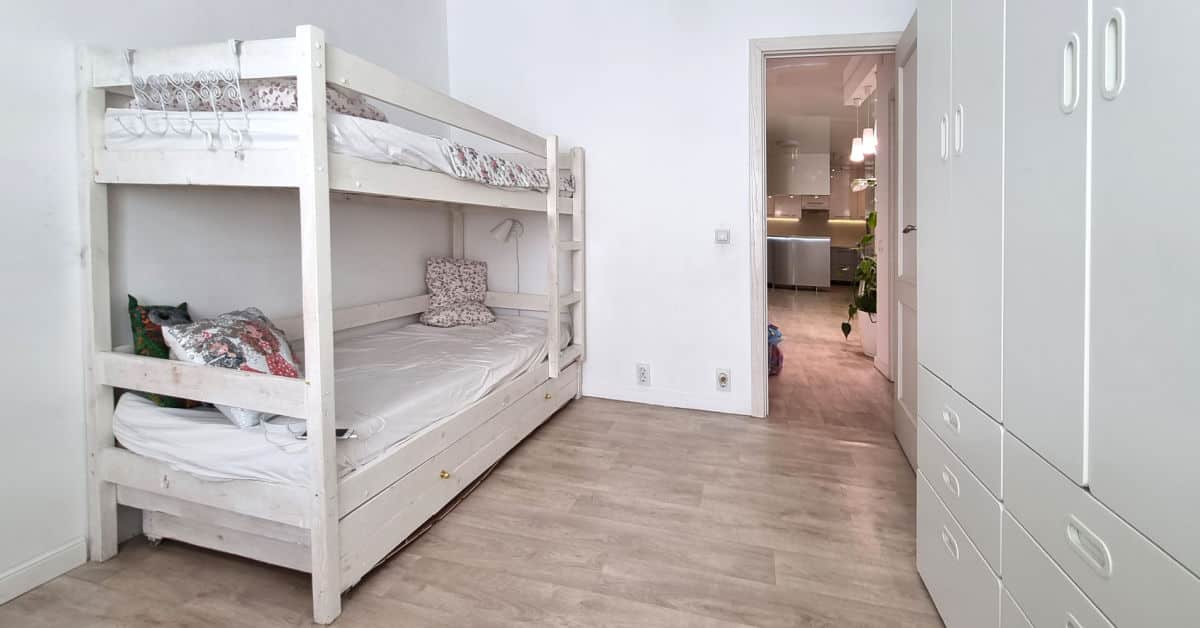 Des lits superposés dans une chambre pour enfants grise