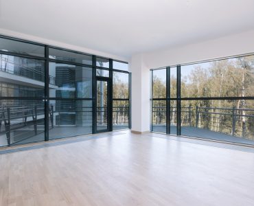 Une chambre vide avec deux grandes baies vitrées