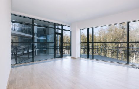 Une chambre vide avec deux grandes baies vitrées