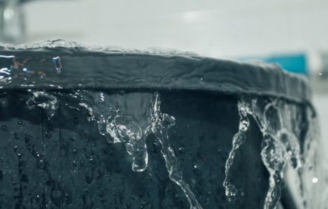 L'eau déborde d'une cuve noire