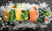 Différents légumes congelés dans des sacs en plastique transparents
