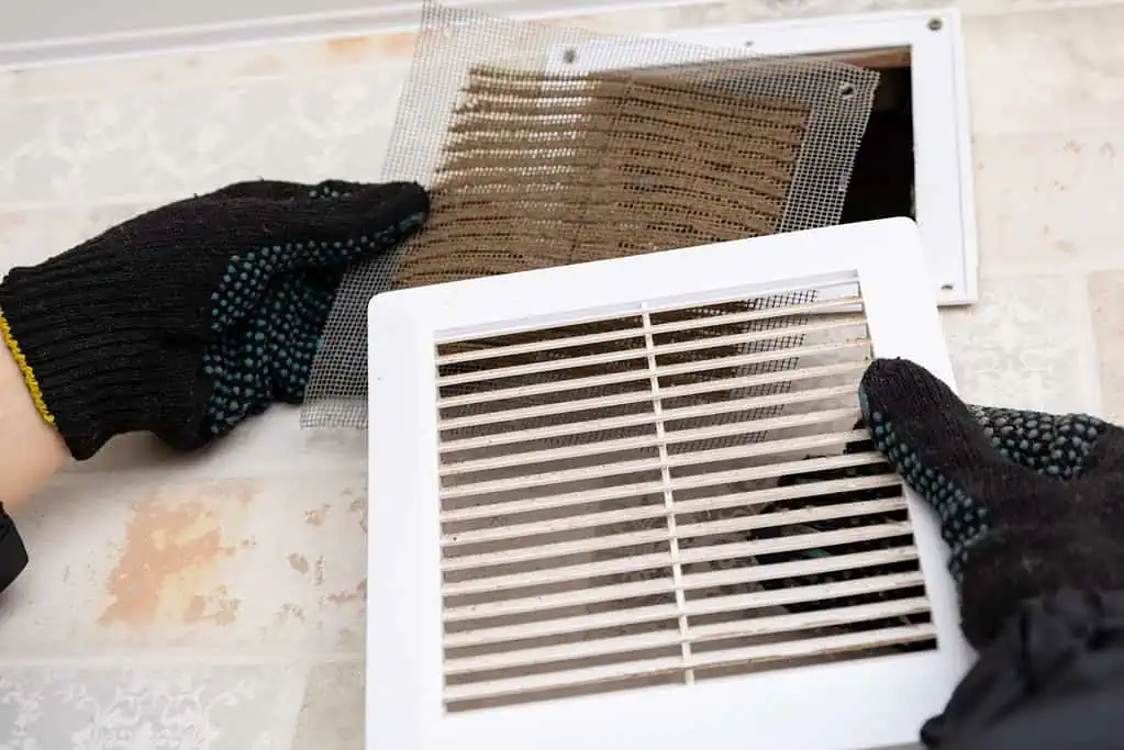 La plupart du temps, des bouches de ventilation encrassées sont à l'origine du problème