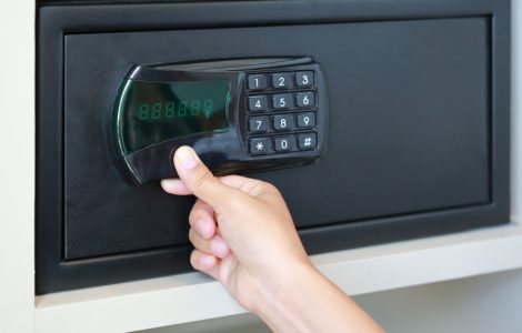 Zoom sur la main d’une femme fermant le coffre-fort d’une maison