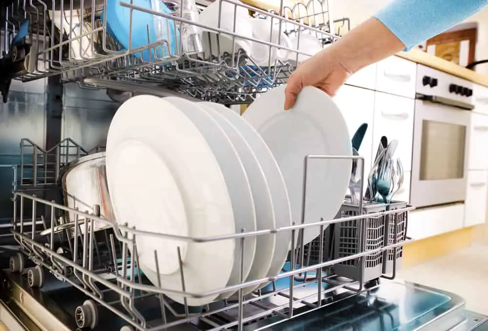 Dans la cuisine, le lave-vaisselle est votre meilleur allié pour gagner du temps et moins gaspiller d’eau