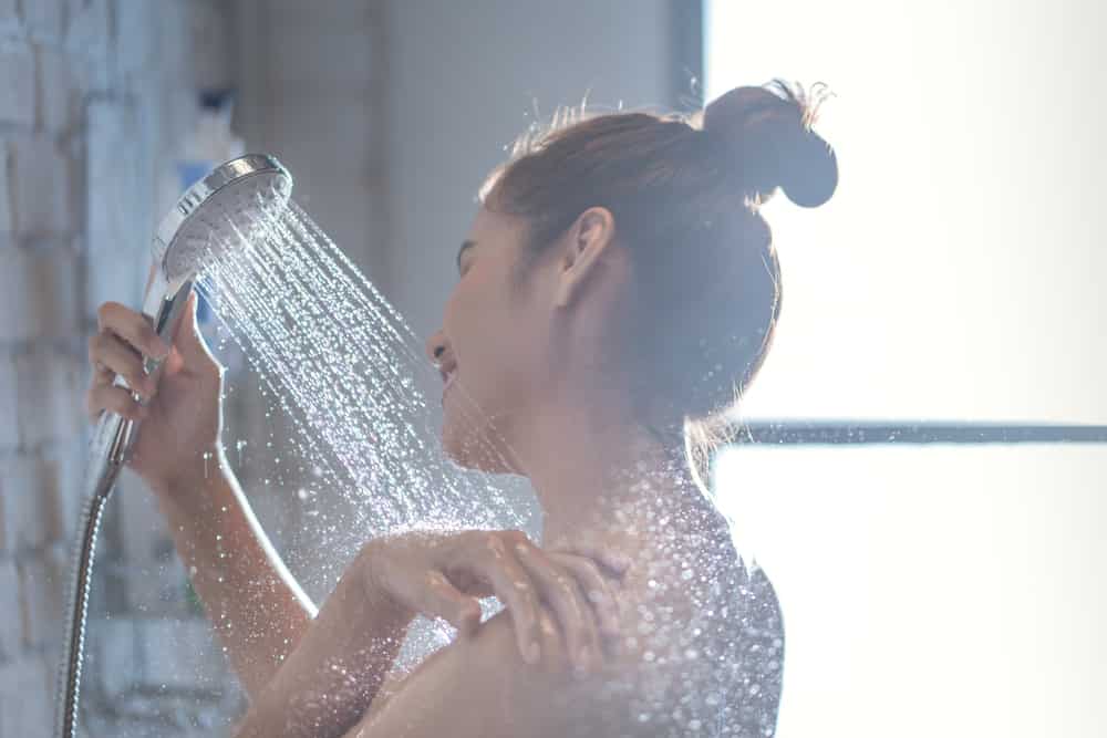 Prendre une douche au lieu d’un bain permet de préserver de nombreux litres d’eau