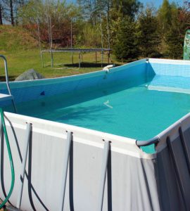 Une grande piscine hors sol posée dans le jardin