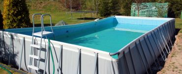 Une grande piscine hors sol posée dans le jardin