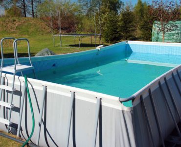 Une grande piscine hors sol posée dans le jardin