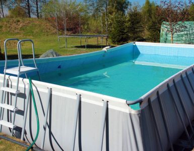 Une grande piscine hors sol posée dans le jardin