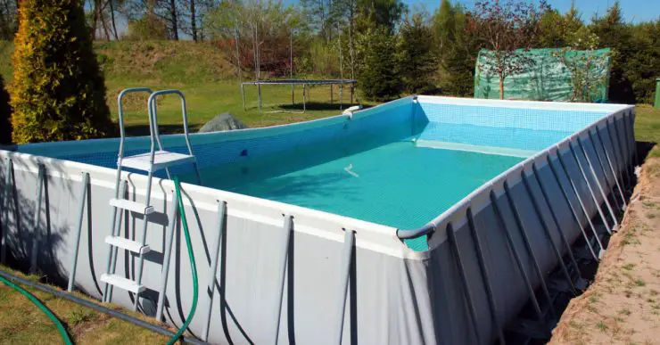 Une grande piscine hors sol posée dans le jardin