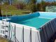 Une grande piscine hors sol posée dans le jardin