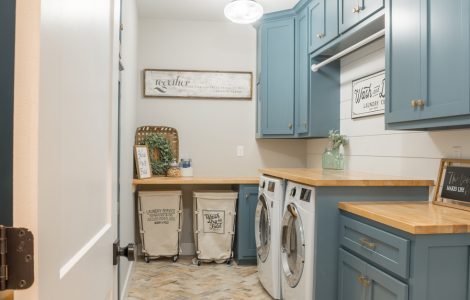 Une buanderie avec des meubles en bois bleus