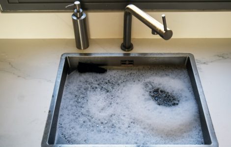 Evier bouché, rempli d'eau savonneuse