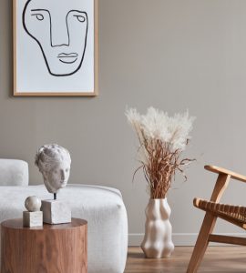 Un canapé gris et une chaise en cannage dans le salon