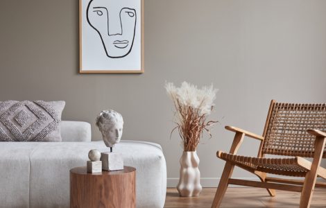 Un canapé gris et une chaise en cannage dans le salon