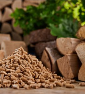 Focus sur des granulés de bois et d'autres bois de chauffage en fond