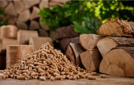 Focus sur des granulés de bois et d'autres bois de chauffage en fond