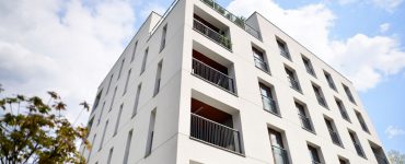 Vue sur la façade d'un immeuble d'appartement avec le ciel bleu