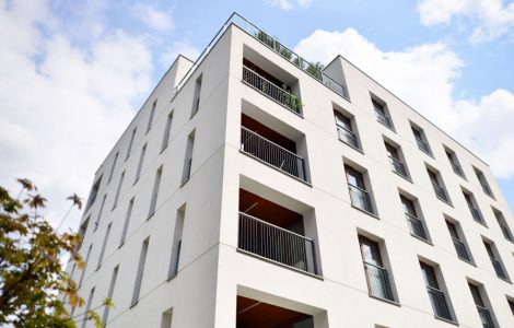 Vue sur la façade d'un immeuble d'appartement avec le ciel bleu