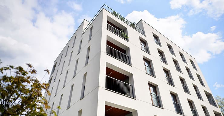 Vue sur la façade d'un immeuble d'appartement avec le ciel bleu