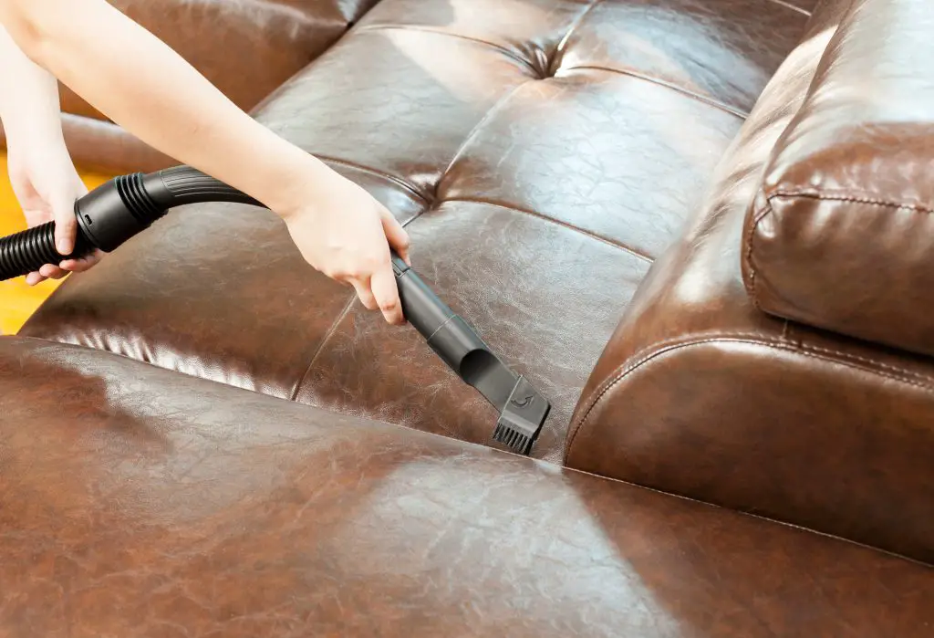 Pour prendre soin de son canapé, vous devez éliminer régulièrement la poussière, ennemie principale de votre cuir qui, en s'accumulant, ternit et fragilise le revêtement 