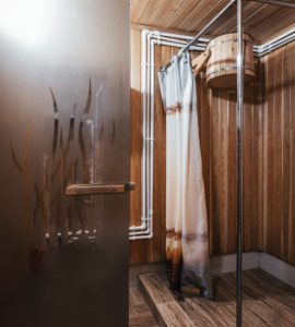 Vue sur un sauna en bois avec une salle de bain