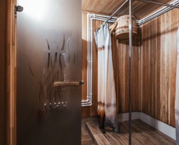Vue sur un sauna en bois avec une salle de bain