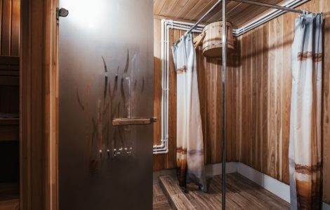Vue sur un sauna en bois avec une salle de bain