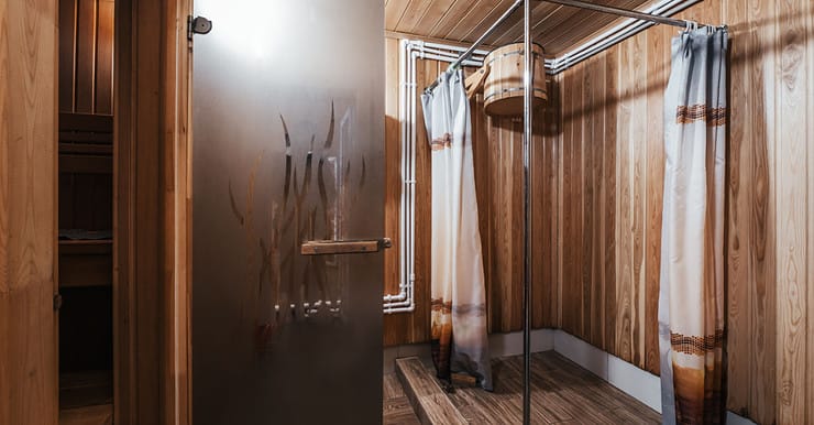 Vue sur un sauna en bois avec une salle de bain