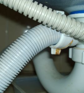 L'évacuation d'une baignoire avec des tuyaux flexibles ondulés