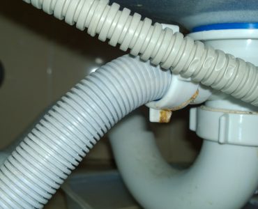 L'évacuation d'une baignoire avec des tuyaux flexibles ondulés