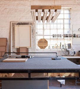 Un atelier bien rangé, avec une grande table en métal