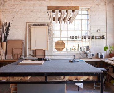 Un atelier bien rangé, avec une grande table en métal