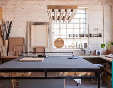 Un atelier bien rangé, avec une grande table en métal
