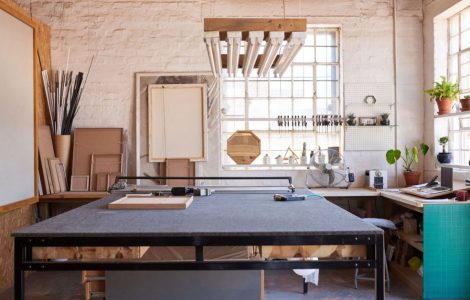 Un atelier bien rangé, avec une grande table en métal