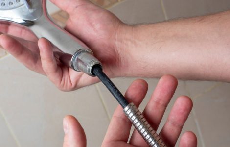 Pommeau de douche cassé dans les mains d 'un homme