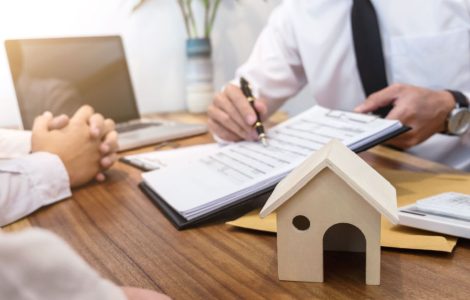 Un homme en cravate montrant un document à son client