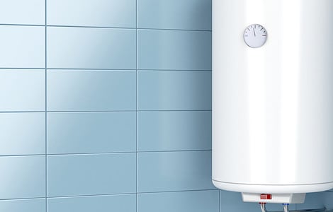 Une chauffe-eau insatallée dans une salle de bain bleue